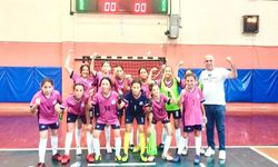 Ortaokulu öğrencilerinden futsalda derece