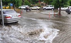 On Dakika Yağdı, Yollar Göle Döndü