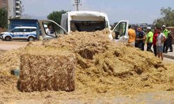 Köprüye Takılan Tonlarca Saman Aracın Üzerine Devrildi