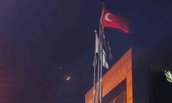 Efeler’de gökyüzünden ay-yıldızlı kare
