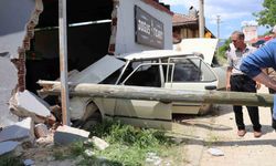 Yaşlı karı koca duvara çarpan otomobilde can verdi