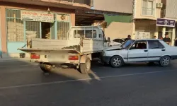 Otomobil ve kamyonet çarpıştı