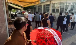 Yeni Parti, çelengini yanında götürdü
