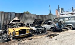 Alevler kısa sürede yayıldı 4 araç küle döndü