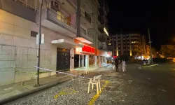 Çatıdan düşen beton parçası vatandaşın üstüne düştü!