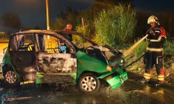 Duvara çarpan otomobil küle döndü