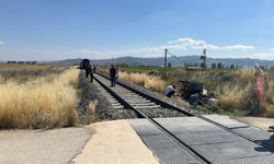 Yolcu treni tarım aracına çarptı: 1 ölü, 2 yaralı