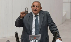 Milletvekili Karakaş, TBMM’de Aydınlı esnafın verdiği kilitle konuştu