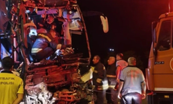 Yolcu otobüsü ile TIR çarpıştı: 2 ölü, 22 yaralı
