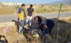 Kontrolden çıkan motosiklet refüje uçtu