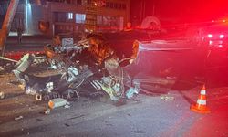 Direğe çarpan otomobil paramparça oldu