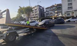 Efeler'de iki araç çarpıştı: Baba ve oğlu yaralandı