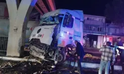 Aydın’da tır üst geçide çarptı