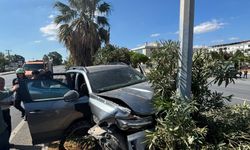 Araç direğe, motosiklet yola savruldu