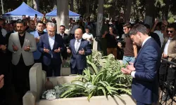 Savaş, ‘Efsane Vali’yi mezarı başında andı!