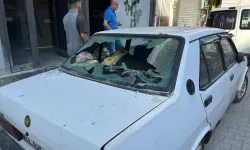 Apartmandan düşen sıva otomobile zarar verdi