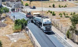 Efeler’de sıcak asfalt mesaisi sürüyor