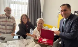 Gazi Erdoğdu'ya hastanede anlamlı ziyaret