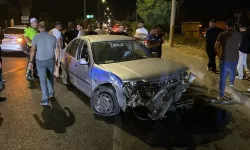 Nazilli'de feci kaza: Araç refüje saplandı