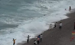 Antalya'da dev dalgalara karşı geldiler