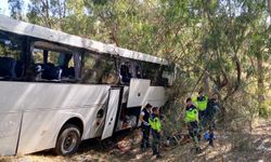 Turistleri taşıyan otobüs şarampole uçtu