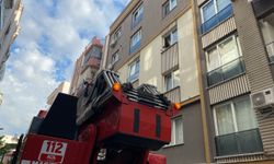 Penceredeki çocuk ekipleri alarma geçirdi