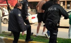 Bıçakla dolaşan şahıs panik yarattı