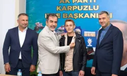 AK Partili Erdem rozetleri bizzat taktı