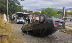 Efeler'de freni tutmayan otomobil takla attı