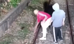 Makiniste kızdılar, treni taşladılar