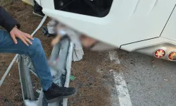 Virajı alamayan servis minibüsü devrildi
