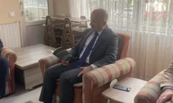 Vali Varol görme engelliler için mikrofon başında