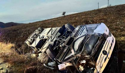 Yolcu otobüsü devrildi: 2 ölü, 21 yaralı