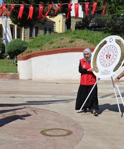Gençlik Haftası, Çelenk Töreniyle Başladı