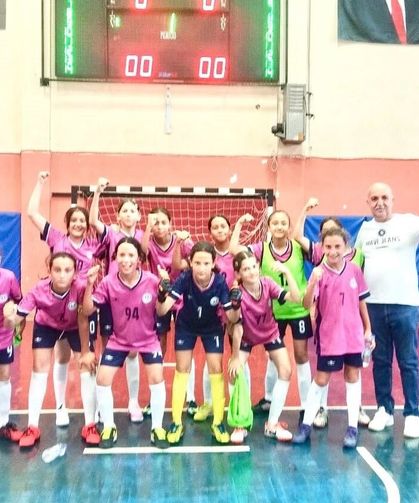 Ortaokulu öğrencilerinden futsalda derece
