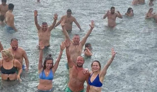 Onlarca kişi yağmurda denize girdi