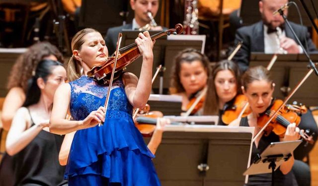 175 yıllık kemanla büyüleyen performans