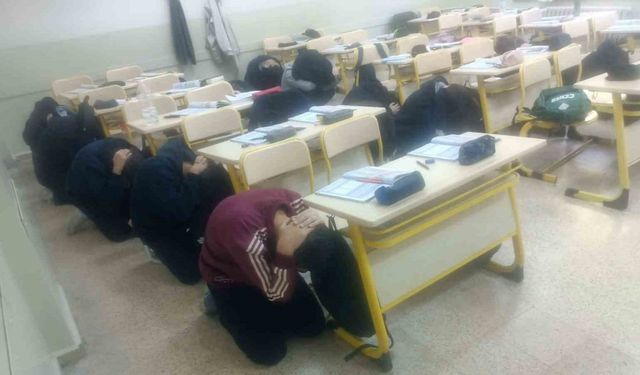 Lise öğrencilerine deprem tahliye tatbikatı