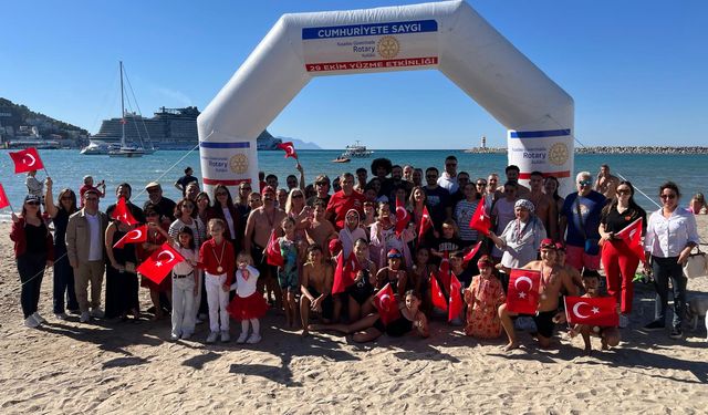 Kuşadası'nda Cumhuriyete Saygı Yüzme Etkinliği