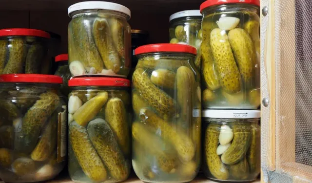 Turşu suyunu çöpe atan yandı