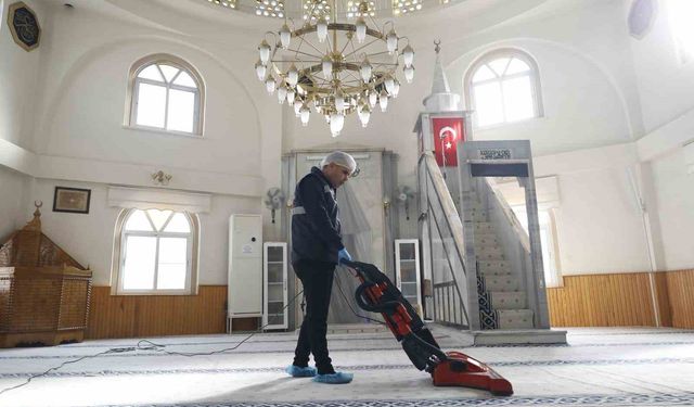 Camilerde temizlik çalışmalarını sürdürüyor