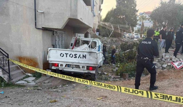 Kamyonet evin bahçesine uçtu; 1 ölü 3 yaralı