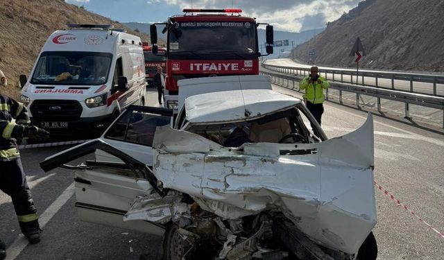 Kamyona arkadan çarpan otomobil hurdaya döndü