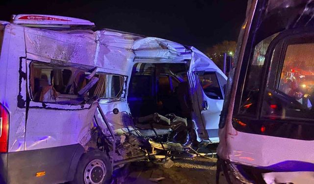 Kemalpaşa'da işçi servisleri çarpıştı: 15 yaralı