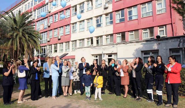 Mavi balonlar diyabete farkındalık için gökyüzünde