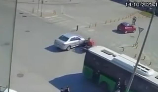 Otomobil motosiklet ile çarpıştığı kaza güvenlik kamerasında