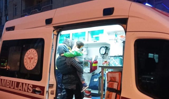 Motosiklet yayaya çarptı, anne ve bebeği yaralandı