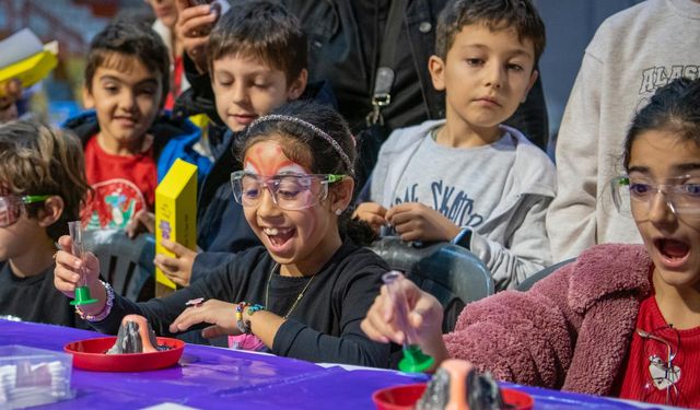 Kuşadası'nda Çocuklar Bilimin Renkli Dünyasını Keşfetti