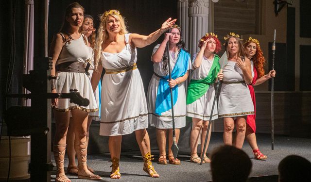 Kuşadası Belediye Tiyatrosu Perdelerini açtı