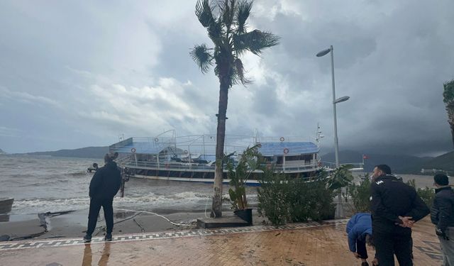 İskelede karaya oturan tekne için kurtarma çalışmaları başladı